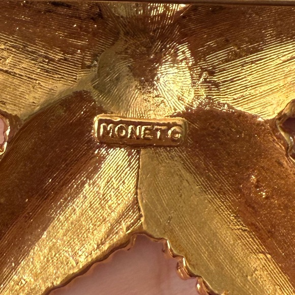 Vintage MONET Gold-plated Starfish Brooch Issued 1965 Gold Textured Starfish Pin - Picture 4 of 8